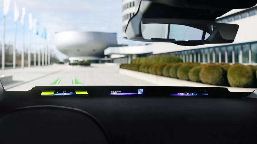BMW ukázalo nový head up displej viditeľný pre pasažierov