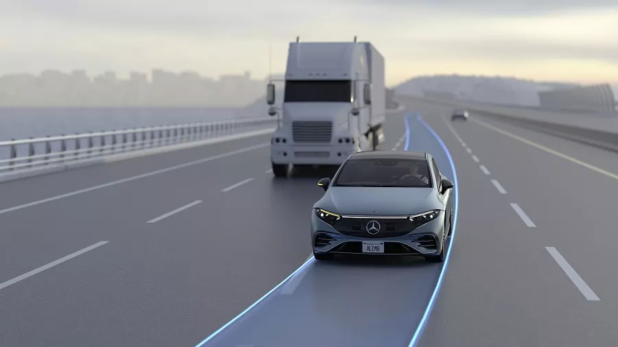 Mercedes prináša automatickú zmenu jazdného pruhu aj do Európy