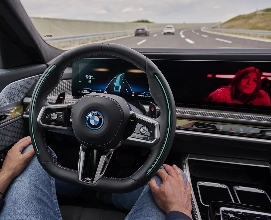 BMW začína ponúkať autonómne riadenie Level 3