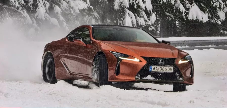 Test: Lexus LC500 V8 5.0 2024 - drift na snehu