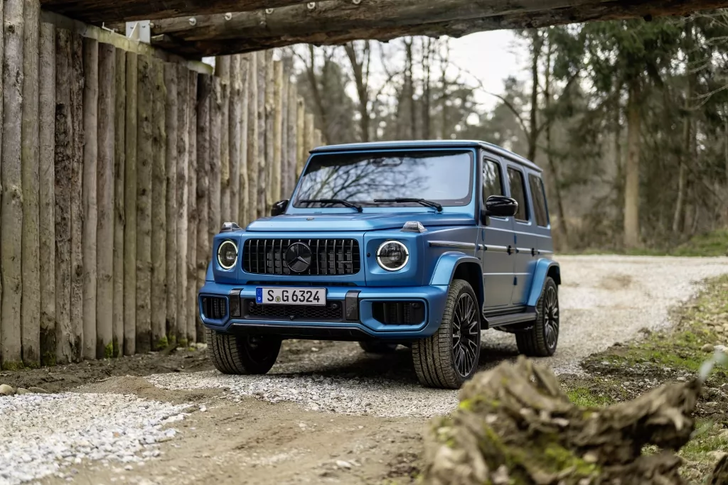 Mercedes G prichádza s vylepšenou technikou a "Transparentnou kapotou"