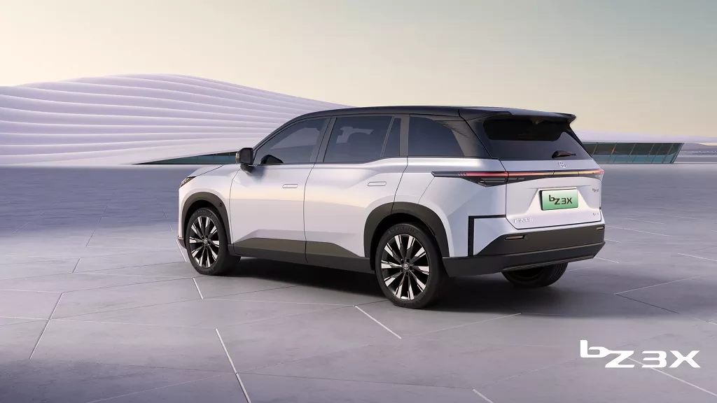 Toyota ukázala v Čine dva nové elektromobily bZ3C a bZ3X