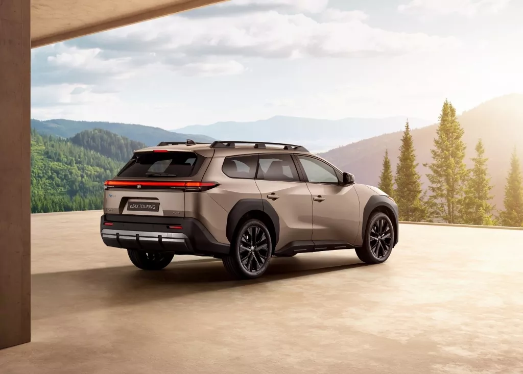 Toyota bZ4X prichádza ako väčšie a praktickejšie SUV s označením Touring