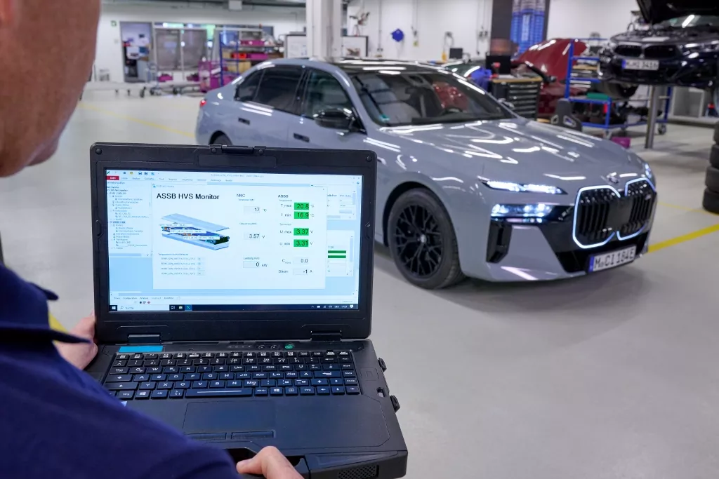 BMW testuje v modeli i7 batérie s tuhým elektrolytom