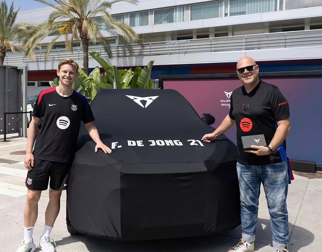 Hráči FC Barcelona si prevzali nové služobné vozidlá Cupra