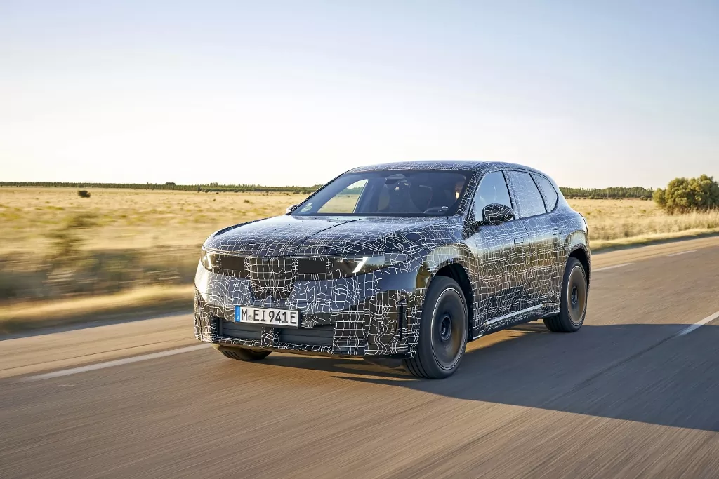 BMW iX3 ponúkne dlhší dojazd, aj jazdu bez rúk na volante