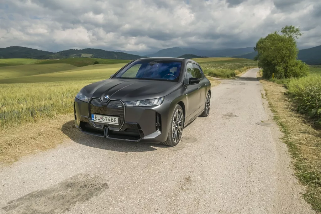 Test: BMW iX M70 hravo krotí 659 koní