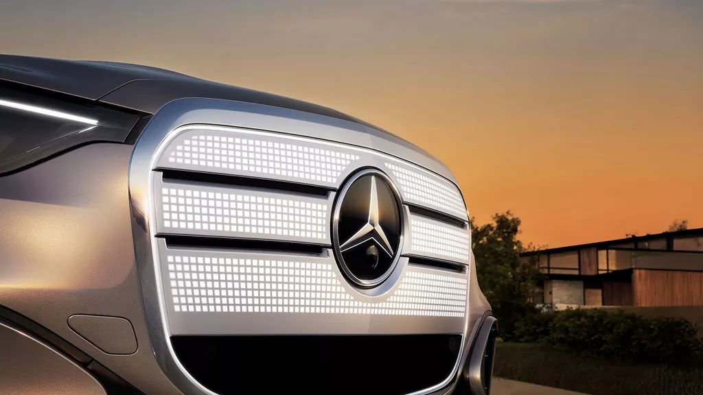Nový Mercedes GLC odhaľuje svoju podsvietenú tvár