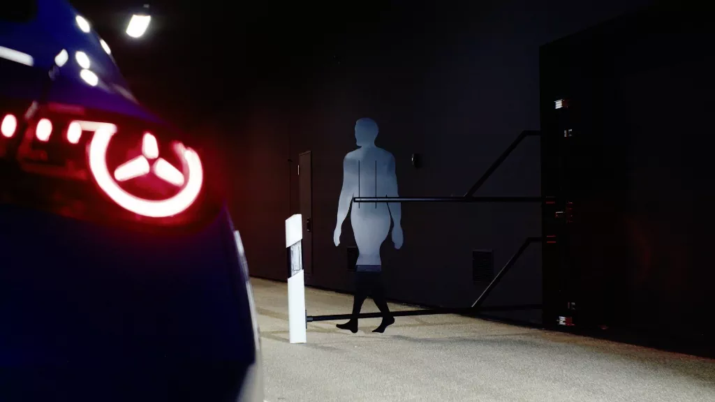 Mercedes otvoril moderný svetelný kanál