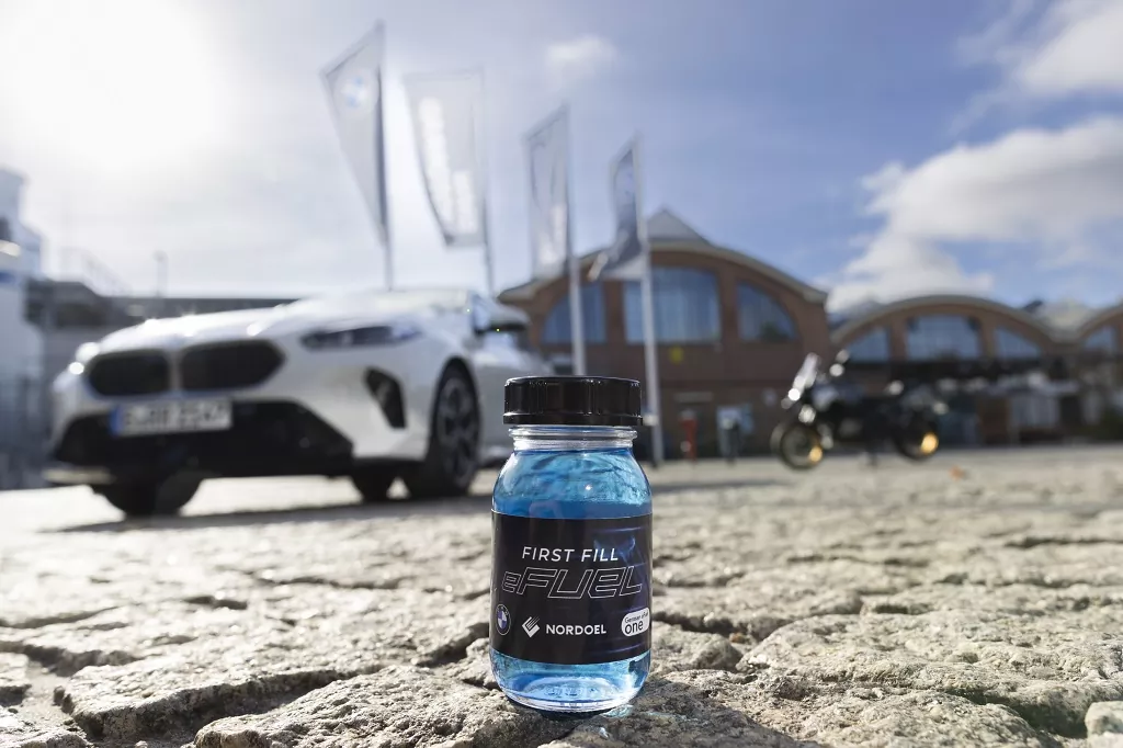 BMW podporuje klimaticky neutrálny spaľovací motor – v závodoch bude tankovať e-palivá