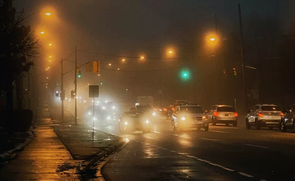 Kedy zapnúť zadné hmlovky? A kedy ich radšej nechať vypnuté?