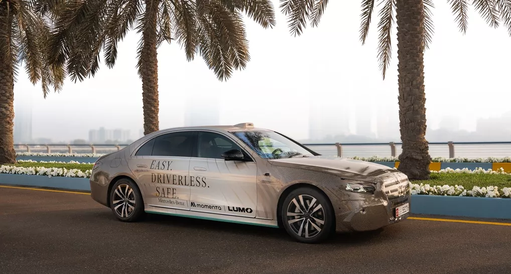 Mercedes-Benz nasadzuje Triedu S ako robotické taxi. Autonómna mobilita úrovne 4 štartuje v Abú Zabí