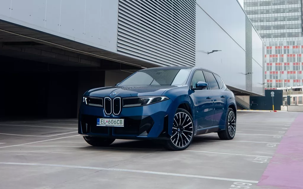 BMW iX3 oficiálne vstupuje na Slovensko. Dojazd až 805 km a nabíjanie výkonom 400 kW
