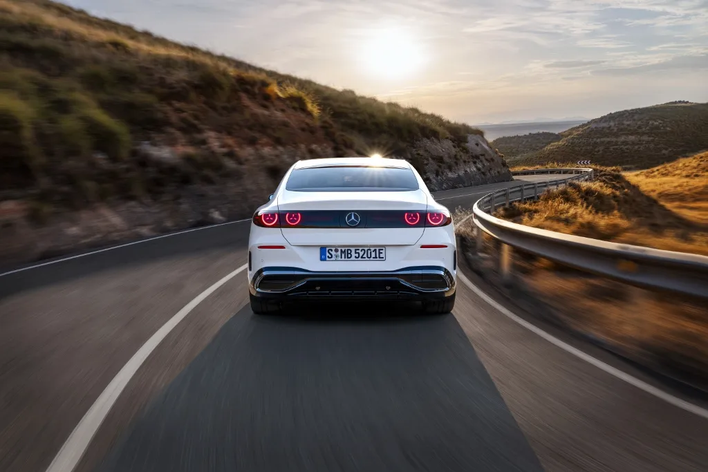 Nový elektrický Mercedes Triedy C vstupuje do elektrickej budúcnosti s dojazdom 762 km