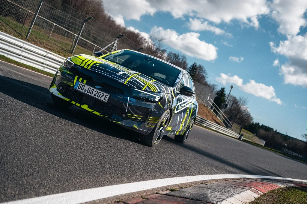 Born to Turn Heads: Nový Opel Corsa GSE v športovej kamufláži
