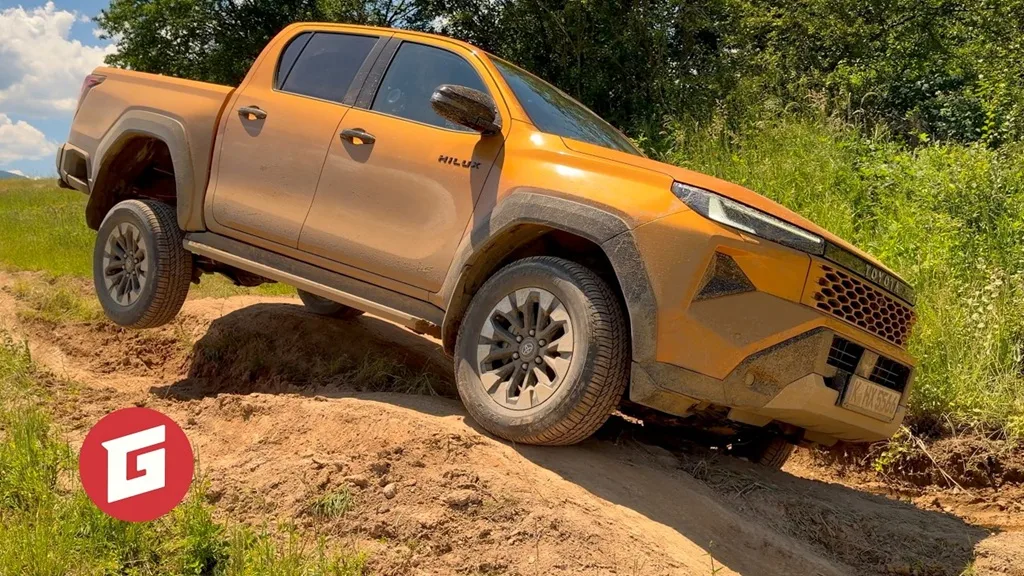 Toyota Hilux vstupuje do 9. generácie. Garáž TV porovnala diesel aj elektrickú verziu v náročnom teréne