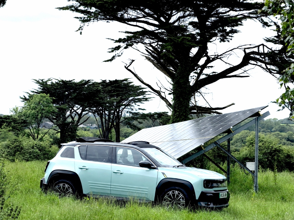 Renault 4 E-Tech electric na slnečnej misii: z Land’s End do John O’Groats iba na energiu zo Slnka