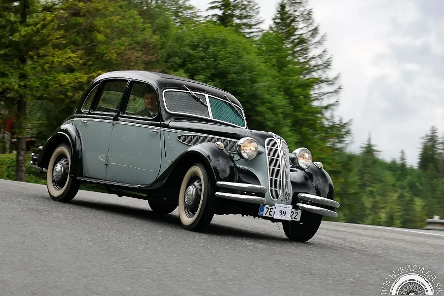 Tatranský Oldtimer začínal netradične: Veteránisti vymenili volanty za turistické topánky