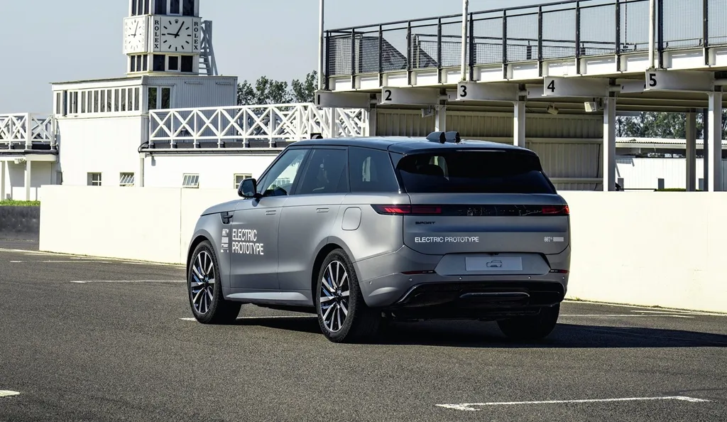 Range Rover Sport dostane elektrický pohon. Prvýkrát sa ukázal v pohybe