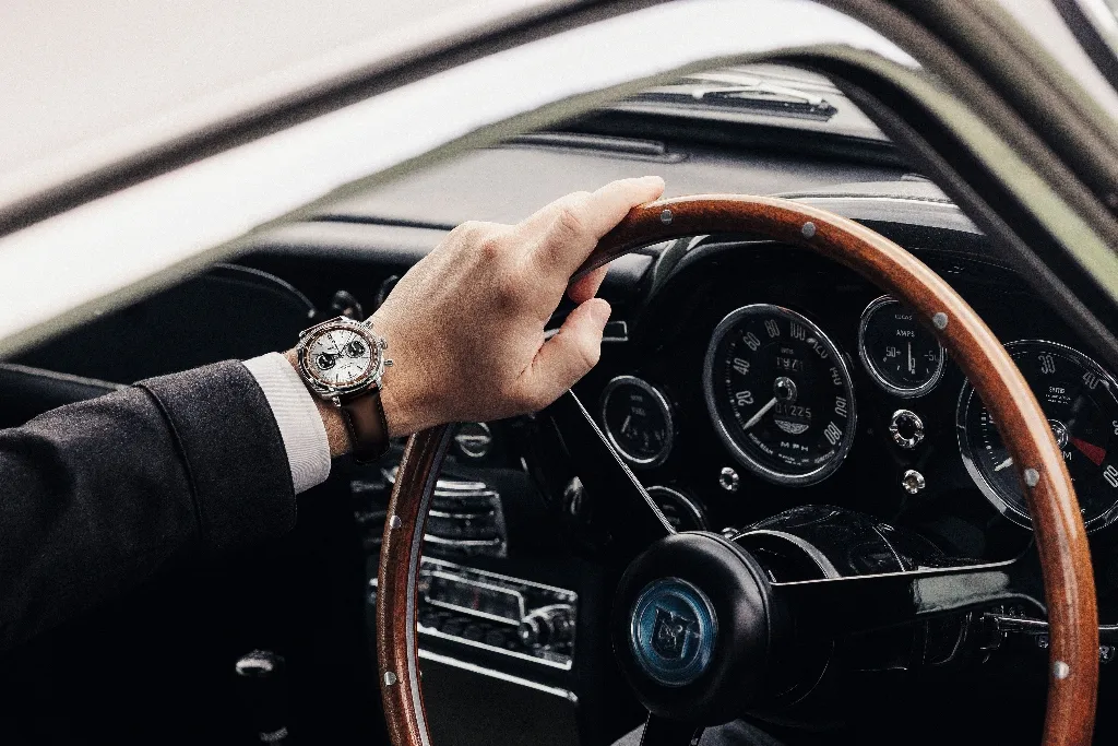 Aston Martin a Breitling vzdávajú hold legende. Nové hodinky Top Time Tribute oslavujú ikonický DB5
