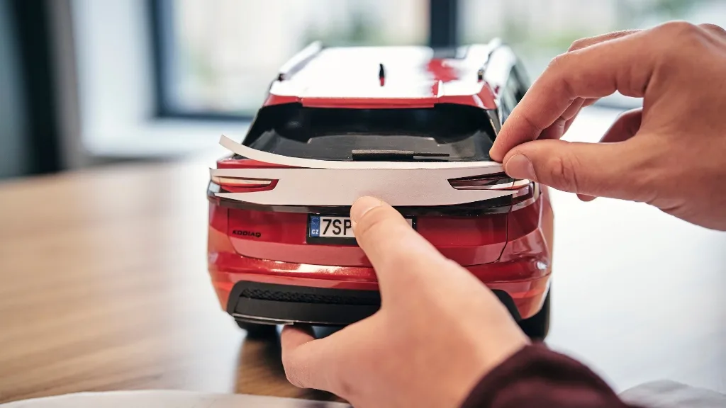 Papierový unikát: Modelár staval Škodu Kodiaq viac ako 700 hodín