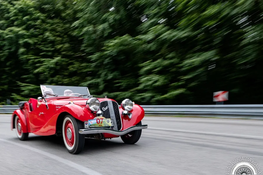 Veterány tentoraz nerozhodovala krása. Oldtimer Rallye Malé Karpaty preverila presnosť posádok