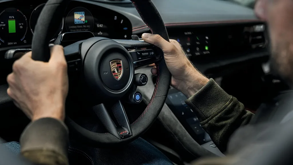 Porsche vracia do elektromobilu radenie. E-Shift simuluje osemstupňový automat