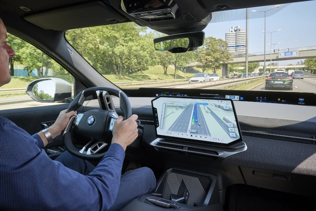 BMW spojí navigáciu a asistenčné systémy do jedného 3D zobrazenia