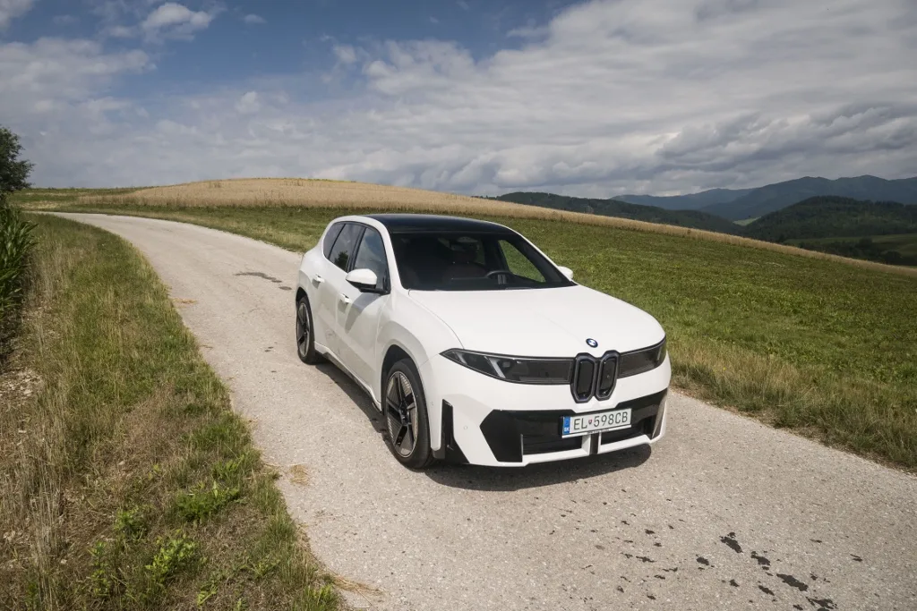 Test BMW iX3 50 xDrive: Elektrické SUV, ktoré dokáže jazdiť rýchlo aj úsporne