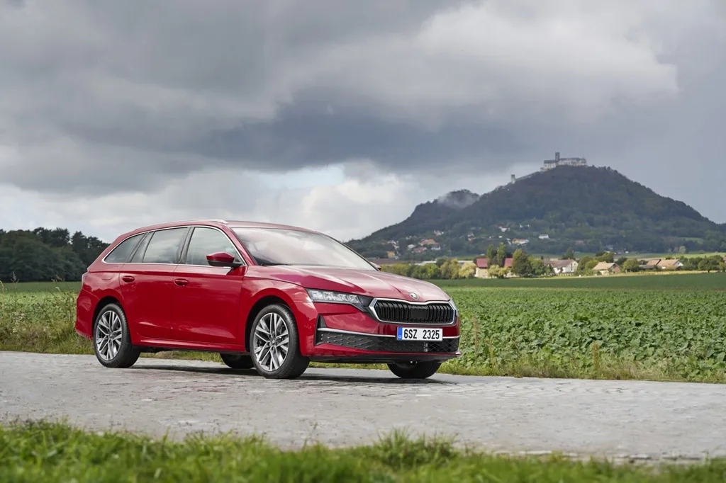 Škoda Octavia dostáva plne hybridný pohon, zvládne aj krátku jazdu na elektrinu
