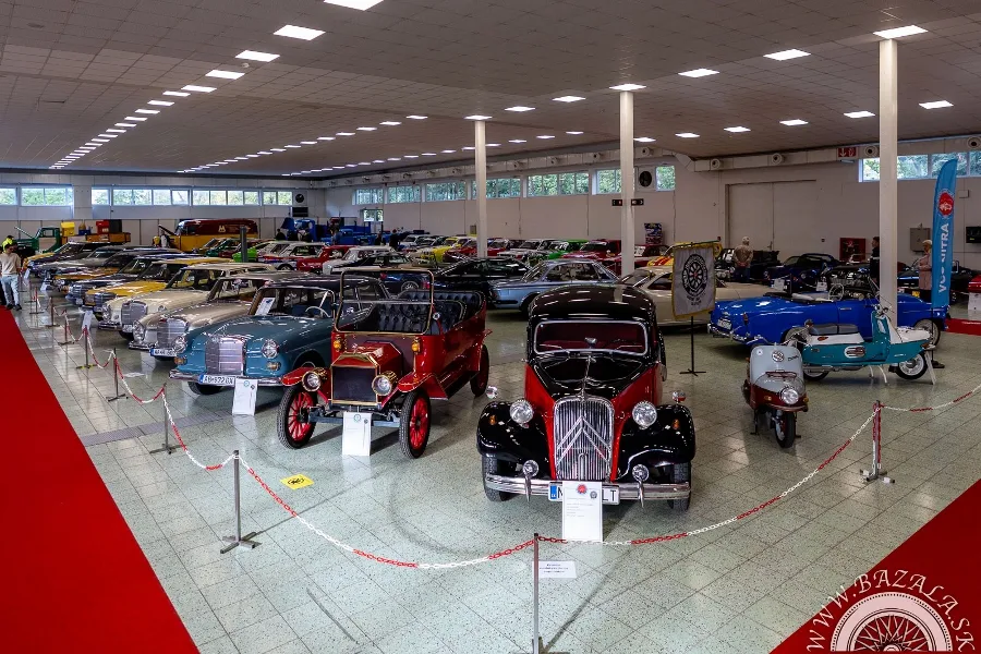 Autosalón v Nitre objektívom Mariána Bazalu. Veterány a atmosféra výstavy
