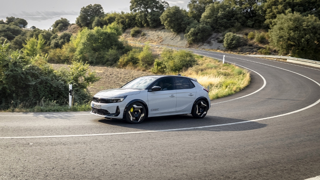 Opel Corsa GSE zvládla 1555 km zo Zaragozy do Paríža. Má 281 koní a športový diferenciál