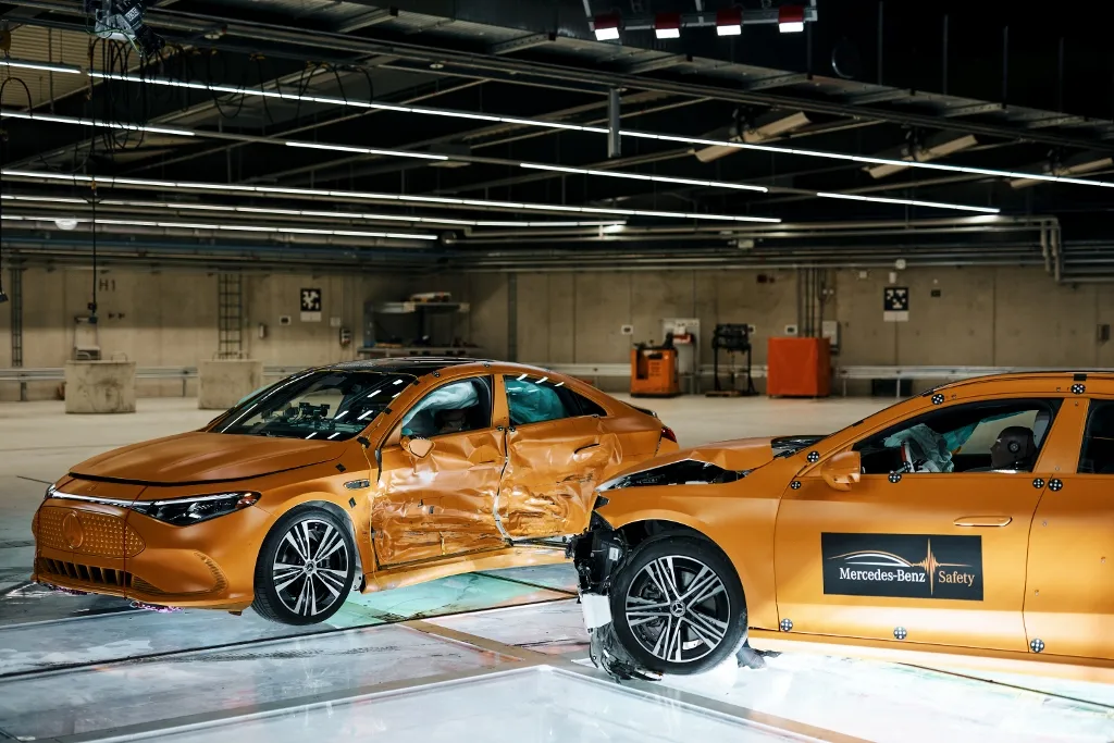 Elektrický Mercedes-Benz CLA po silnom bočnom náraze: batéria zostala nepoškodená