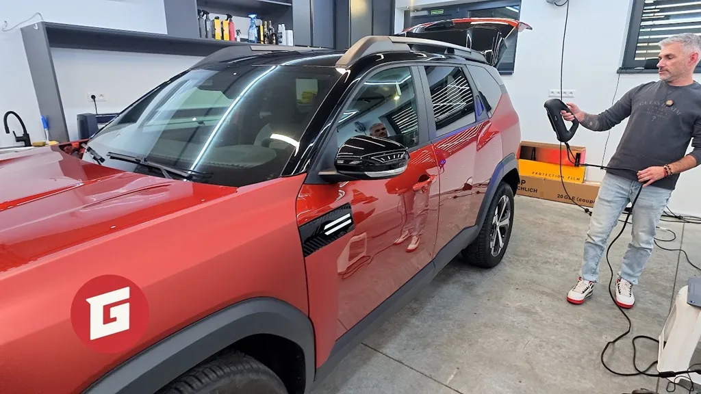 Dacia Bigster dostala ochrannú fóliu. Garáž TV ukazuje, ako sa karoséria skenuje