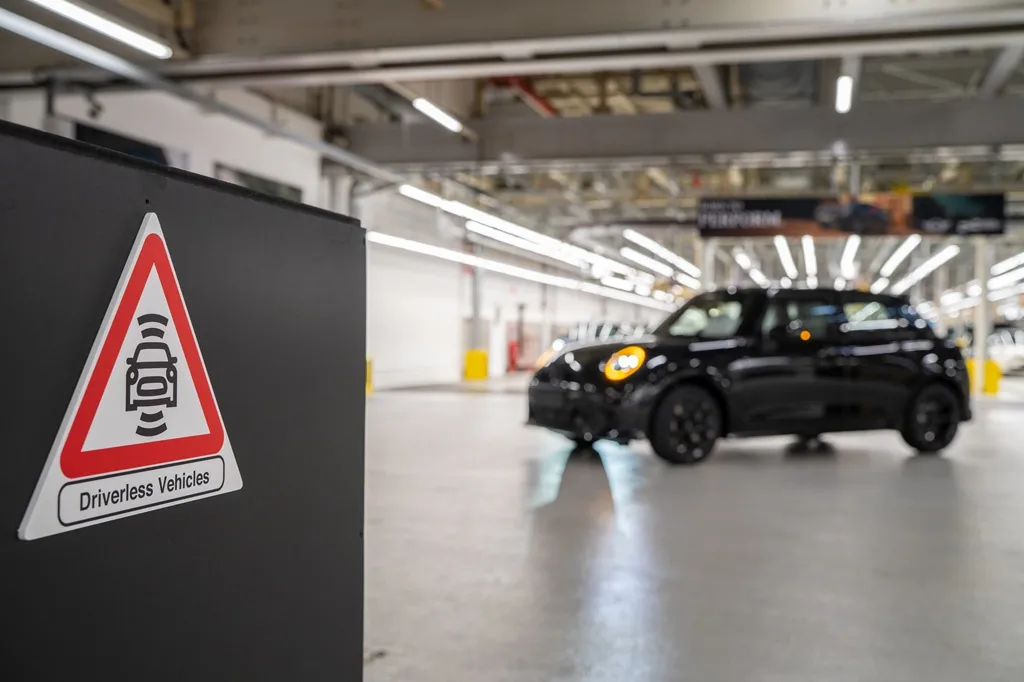 BMW presunulo milión áut bez vodiča. Technológiu rozširuje do ďalších závodov